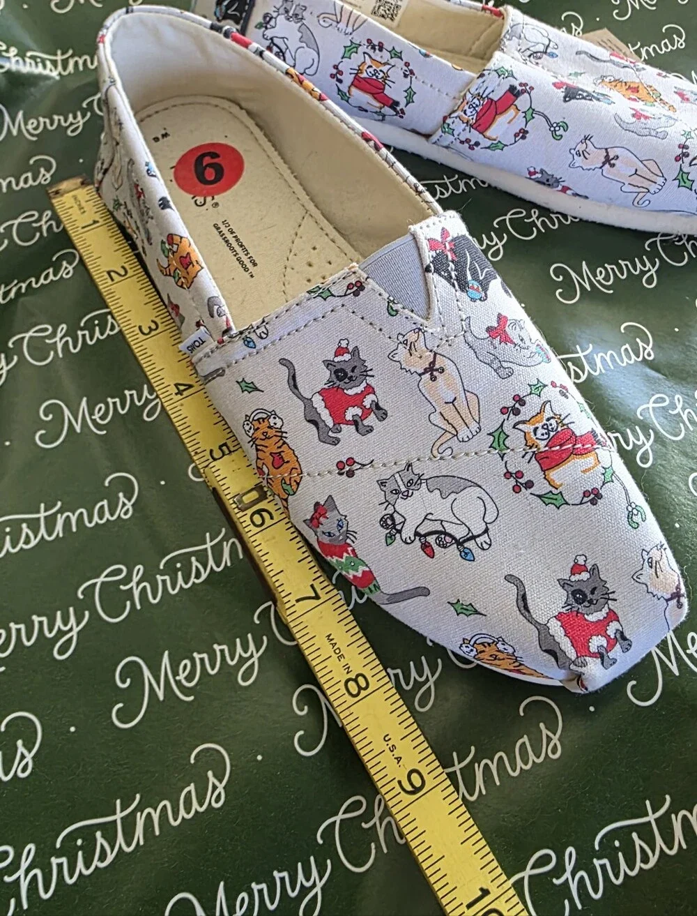 NWT TOMS Christmas Cats Slip-On Shoes – Kids 4/4.5 Women’s Size 6